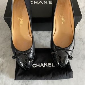 Gorgeous CHANEL Ballet Flats. Authentic. Black leather/ Quilted Patent Leather